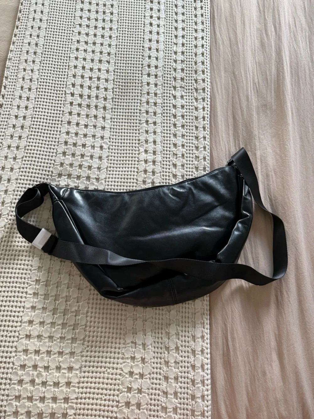 NEW‎ Black Y2K Crescent Shoulder/Crossbody Bag